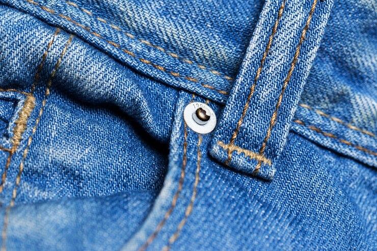 As vantagens do uniforme jeans masculino para equipes de trabalho