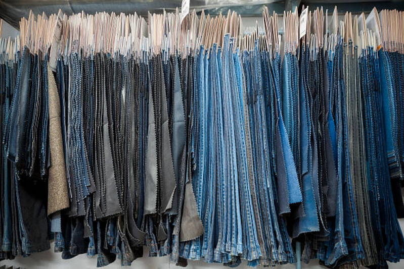 Fabricante de Calça Jeans Masculina Tradicional para Empresas Telefone Mairiporã - Fabricante de Calça Jeans Masculina Azul Escuro